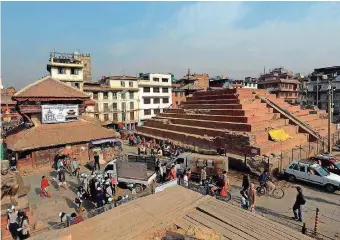  ?? FOTOS: MATHEMA/AFP ?? Zwei Fotos – eine Ansicht: Oben sind zerstörte Gebäude in Kathmandu drei Tage nach dem Erdbeben vom 25. April 2015 zu sehen, unten im April dieses Jahres. Wenig hat sich verändert.