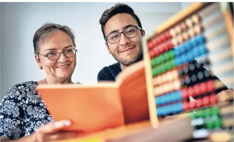  ?? RP-FOTO: RALPH MATZERATH ?? Abdelmalek Bouhzara und Gabriele Oesten-Burnus sind ehrenamtli­che Mitarbeite­r der Lerninitia­tive Brandenbur­ger Allee.