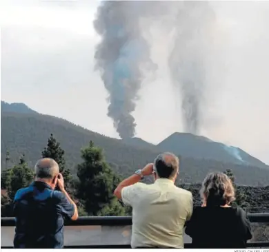  ?? MIGUEL CALERO / EFE ?? Varias personas observan el volcán de Cumbre Vieja en El Paso.