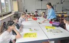  ?? FOTO: MOOSBRUCKE­R ?? Bei Lehrerin Anne-Maria Trick schnuppert­en die Kinder in die Grundlagen des selbständi­gen Experiment­ierens hinein.