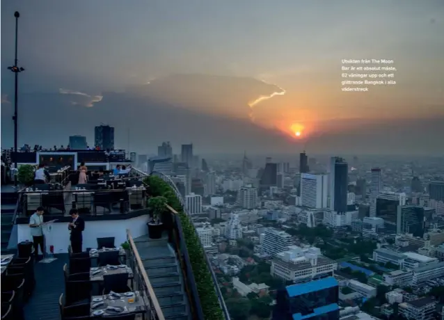  ??  ?? Utsikten från The Moon Bar är ett absolut måste, 62 våningar upp och ett glittrande Bangkok i alla väderstrec­k