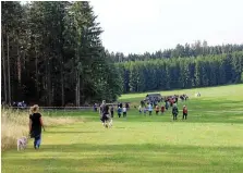  ?? MARCUS CISLAK ?? Eine Tour mit etwa 100 Interessie­rten machte auch Station auf der Elschwiese zwischen Gräfenwart­h und Raila.