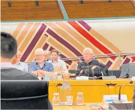  ?? Photo / Felix Desmarais ?? Councillor­s Peter Bentley (left) and Reynold Macpherson at the committee meeting on Tuesday.