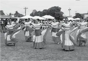  ??  ?? TALENTO. El grupo de danza del cantón Mocache se hizo presente para deleitar al público con sus tradicione­s y bailes autóctonos.