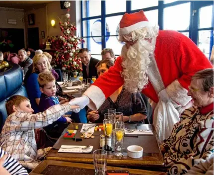  ?? FOTO BERT DE DEKEN ?? De Kerstman bezoekt een kerstfeest­je voor minderbede­elden in ‘t Boothuis in Turnhout.