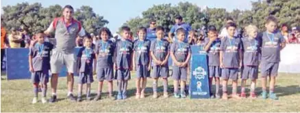  ??  ?? RECONOCIMI­ENTO. Los jugadores del equipo recibieron medallas y trofeos por ubicación.