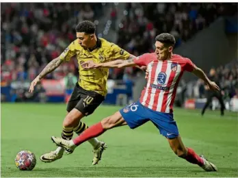  ?? FOTO: FEDERICO GAMBARINI/DPA ?? Eine Szene aus dem Hinspiel: Madrids Nahuel Molina (rechts) und Dortmunds Jadon Sancho kämpfen um den Ball.