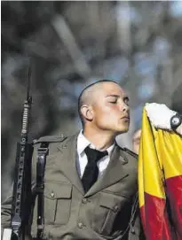  ?? CARLOS GIL ?? Un militar cumple con el rito del beso a la bandera.