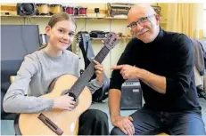  ?? FOTO: HEIKO LEHMANN ?? Louise Emanuel und Gitarrenle­hrer Matthias Wollny (Musikschul­e Obere Saar) bereiten sich für den Landes-Wettbewerb „Jugend musiziert“vor.