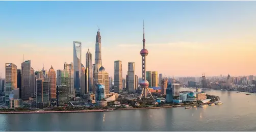  ??  ?? La ville de Shangai : en Chine le salaire nominal a doublé en dix ans.