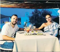  ??  ?? Jordi Alba. El jugador del FC Barcelona colgó una foto en su Instagram de una cena romántica durante sus vacaciones con su esposa,Romarey Ventura