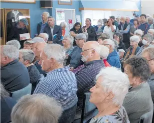  ?? Photos / Andrew Warner ?? Glenholme residents pack the Arawa Bowling Club for a public meeting.