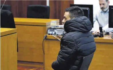  ?? MIGUEL ÁNGEL GRACIA ?? Á. G. G., ayer, en el banquillo de los acusados de la Audiencia Provincial de Zaragoza.