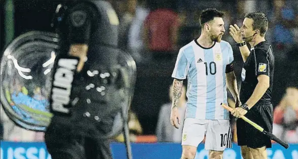  ?? JUAN MABROMATA / AFP ?? Lionel Messi conversa con uno de los jueces de línea al término del Argentina-Chile del 23 de marzo