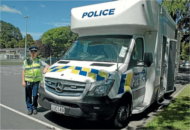  ?? PHOTO: COLIN WILLIAMS/FAIRFAX MEDIA ?? City councillor Angela McLeod Constable Nat Cooper and the Mobile Police Base at Upper Hutt’s Maidstone Park.