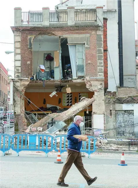  ?? LUIS DÍAZ ?? El hundimient­o de la fachada de este viejo edificio en la calle Marqués de Viana había sido advertido por los vecinos