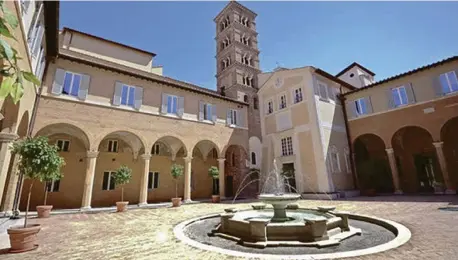  ??  ?? L’ex convento di “vicolo Valdina”, a pochi metri da Montecitor­io, oggi ospita gli uffici dei deputati