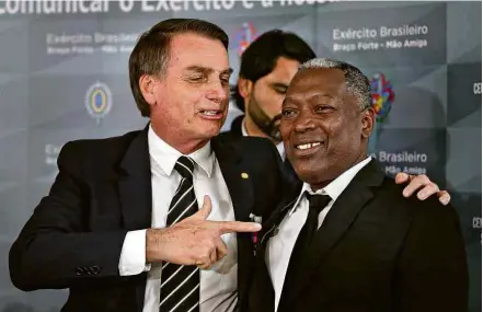  ??  ?? Jair Bolsonaro ao lado do colega de Exército Celso Luiz, que foi salvo de um afogamento em 1978 pelo hoje presidente eleito; pelo ato, o capitão reformado recebeu em Brasília a Medalha do Pacificado­r