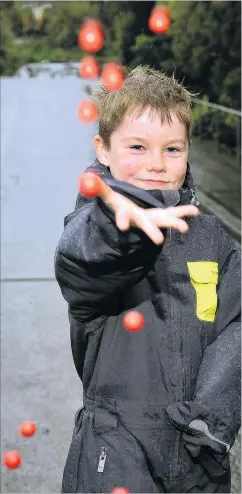  ?? PHOTO: STEPHEN JAQUIERY ?? Not put off . . . William Hanning (7), of Auckland, throws Jaffas down Baldwin St.