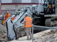  ?? (nella foto d’archivio, operai al lavoro in un cantiere) ?? Lavori sospettiI sospetti della guardia di finanza di Gorizia, riguardano appalti per opere ancora in fase di realizzazi­one ma anche già concluse. Le imprese avrebbero concordato le offerte per spartirsi i lavori