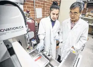  ?? MATT SMITH/POSTMEDIA NEWS ?? Dr. Daniel Chen, a professor at the University of Saskatchew­an college of engineerin­g, working on projects involving 3D printing human tissue for medical purposes, and Zahra Yazdanpana­h, PhD student in the college of engineerin­g, discuss a sample on a 3D printer.