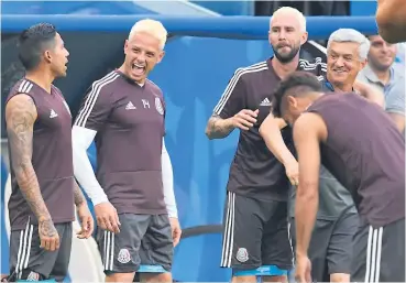  ??  ?? ESTILO. Javier “Chicharito” Hernández y Miguel Layún estrenarán hoy nuevo “look”.