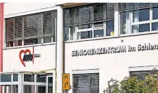  ??  ?? Das Awocura-Seniorenze­ntrum in Wanheimero­rt ist nach Angaben der Stadt das Altenheim in Duisburg mit den mit Abstand meisten Corona-Fällen.