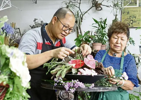  ?? — CHAN BOON KAI/The Star ?? Chew enjoys learning the art of flower arrangemen­t from his mother though he never imagined that he’d go into the family business.