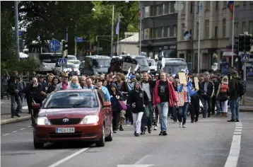  ??  ?? MARSCH GENOM STAN. De främlingsf­ientliga fortsatte demonstrat­ionen med en marsch till statsminis­terns tjänstebos­tad Villa Bjälbo.