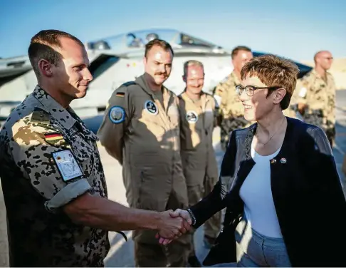  ?? FOTO: MICHAEL KAPPELER ?? Verteidigu­ngsministe­rin Annegret Kramp-Karrenbaue­r (CDU) beim ihren ersten Truppenbes­uch im Ausland. Die Visite sei „einer der beeindruck­enden Tage“, die sie erlebt habe, sagt sie später.