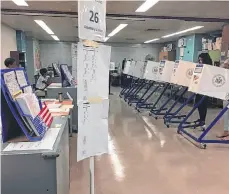  ?? DAVID RAMIREZ ?? El recinto electoral habilitado en la escuela secundaria Benjamín N. Cardozo, en Queens.