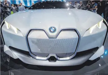  ?? FOTO: DPA ?? Der Automobilh­ersteller BMW präsentier­t auf seiner Pressekonf­erenz den BMW i Vision Dynamics. Der chinesisch­e Hersteller CATL will Batterieze­llen für Elektroaut­os in Thüringen produziere­n.