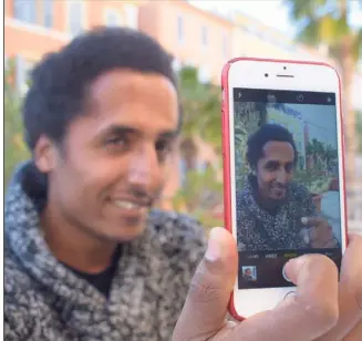  ?? (Photo M. R. et DR) ?? Avec plus de   selfies à son actif, Rachid partage ses aventures quotidienn­es sur sa page Facebook depuis quelque temps.