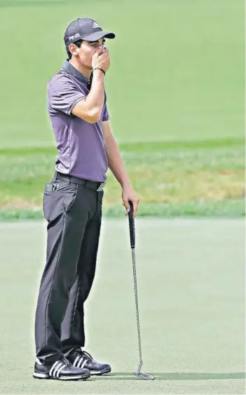  ??  ?? ► Niemann reacciona tras un putt durante el torneo del PGA The Greenbrier.