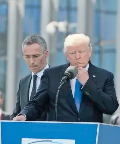  ??  ?? Ο γ.γ. του ΝΑΤΟ Γενς Στόλτενμπε­ργκ και ο Αμερικανός πρόεδρος Ντόναλντ Τραμπ κατά τη συνέντευξη Τύπου στις Βρυξέλλες.