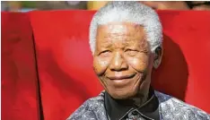  ?? Archiv Foto: Kim Ludbrook, dpa ?? Wäre er nicht vor fünf Jahren gestorben, hätte Nelson Mandela gestern seinen 100. Geburtstag feiern können. Viele Menschen dachten gestern an den Mann. Hier er fährst du mehr über ihn.