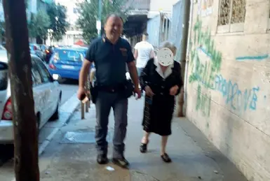  ??  ?? La passeggiat­a Nonna Ester in strada con gli agenti giunti sul posto