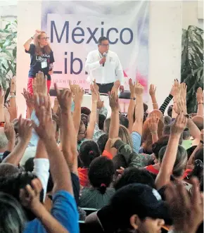  ?? /CUARTOSCUR­O ?? Mé xico Libre durante una de las asambleas en las que buscó que los ciudadanos se afiliaran