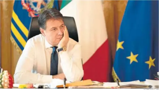  ?? FILIPPO ATTILI / EFE ?? El dimitido primer ministro Giuseppe Conte, en su oficina del Palacio Chigi, ayer en Roma.