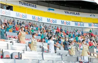  ??  ?? Los jugadores de banca y el público asistente en el estadio Jalisco.