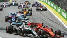  ??  ?? Lewis Hamilton (links) in seinem Mercedes und Sebastian Vettel in seinem Ferrari werden sich auf der Strecke wieder häufiger begegnen.