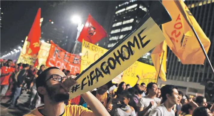  ?? FOTO: REUTERS ?? Un manifestan­te toca una corneta durante una protesta contra de la Copa del Mundo de 2014, en Sao Paulo.