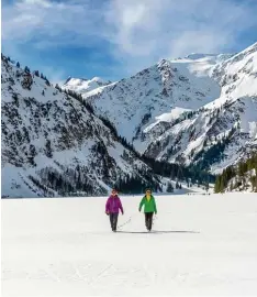  ?? Foto: Ralf Lienert ?? Ein verschneit­er See in einem Naturschut­zgebiet und rundherum die Berge. Zu einer Winterwand­uerng am Vilsalpsee lädt das Tannheimer Tal ein.