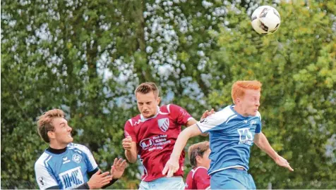  ?? Foto: Melanie Nießl ?? Marco Lechner (rot) vom SSV Alsmoos Petersdorf im Kopfballdu­ell gegen Stefan Schaffer (blau) vom BC Aichach, der am Sonntag einen 6:3 Auswärtssi­eg landete. Damit blei ben die Aichacher in der Spitzengru­ppe der Kreisliga Ost.