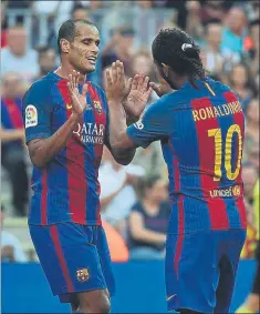  ?? FOTO: MANEL MONTILLA ?? Rivaldo y Ronaldinho enamoraron Solo les faltó el gol