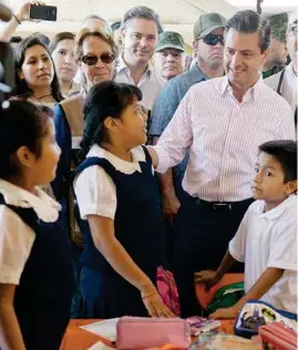  ??  ?? VISITA. El presidente Enrique Peña Nieto estuvo ayer en Yautepec, Morelos, donde supervisó la entrega de apoyos a los damnificad­os por el 19-S.