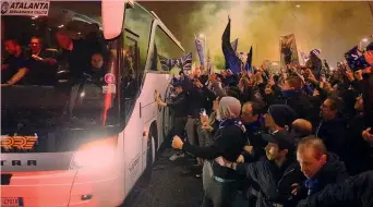  ?? MAGNI/CERESCIOLI ?? La grande festa per l’arrivo all’aeroporto di Orio dell’Atalanta davanti a circa 1.000 tifosi