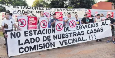  ?? ?? Vecinos de varios barrios se han posicionad­o en contra de la instalació­n de más estaciones de servicio cerca de sus hogares.