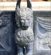  ??  ?? Le lion, symbole de la puissance, est présent à de nombreux endroits de la propriété.