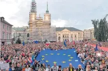  ?? JANEK SKARZYNSKI/AFP ?? Varsóvia. Manifestan­tes protestam diante da Suprema Corte